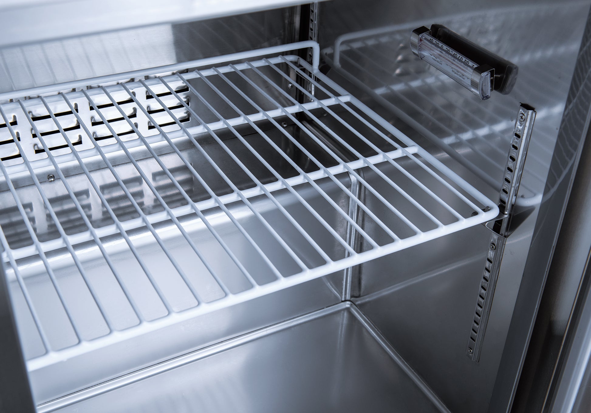 UUC72F Congélateur sous comptoir à trois portes pleines, 72" de largeur - Toronto Commercial Refrigeration