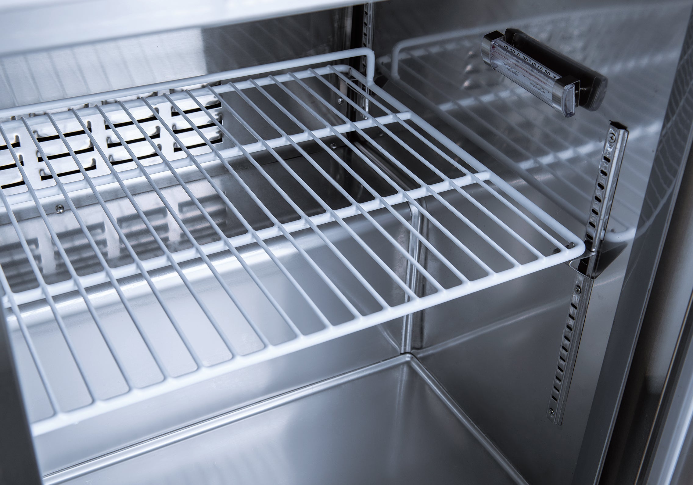 UUC72F Congélateur sous comptoir à trois portes pleines, 72" de largeur - Toronto Commercial Refrigeration